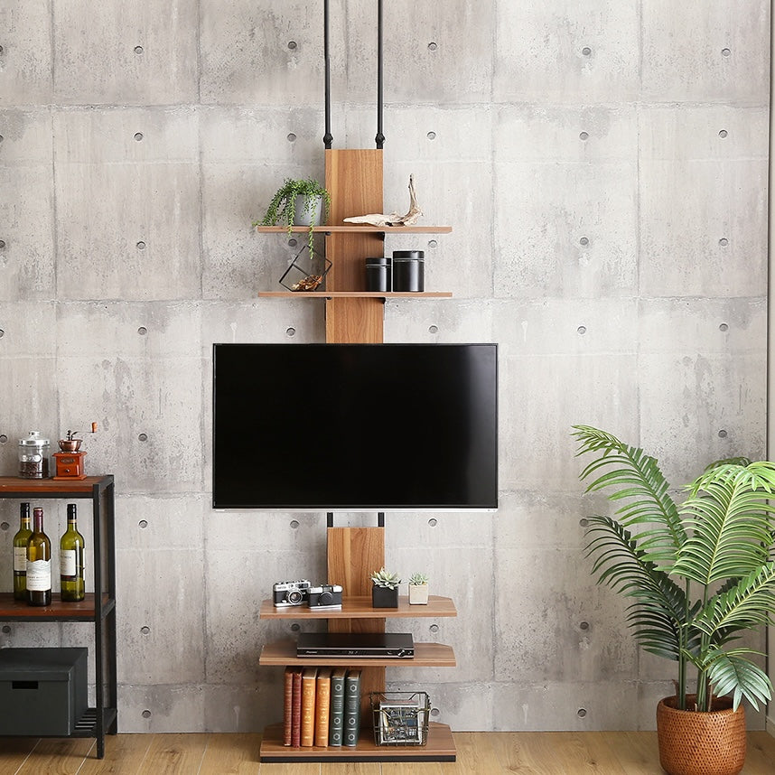 ラックが付いた突っ張りタイプのテレビスタンドがリビングに置かれている様子