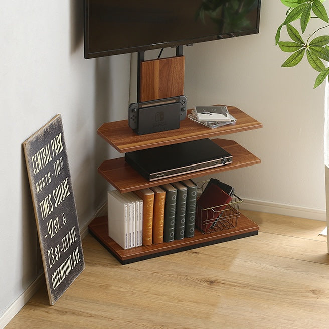 ラックが付いた突っ張りタイプのテレビスタンドが壁寄せで置かれている様子