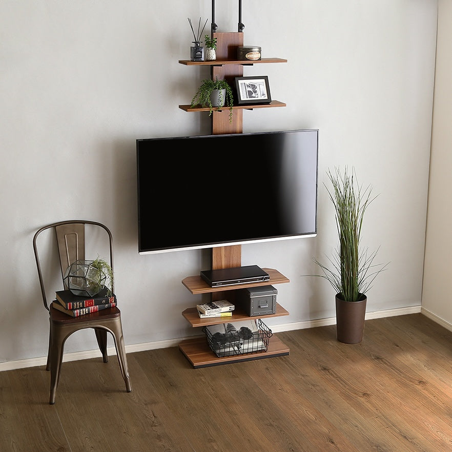 ラックが付いた突っ張りタイプのテレビスタンドがリビングに置かれている様子