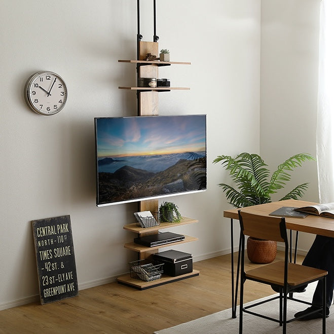 ラックが付いた突っ張りタイプのテレビスタンドがリビングに置かれている様子