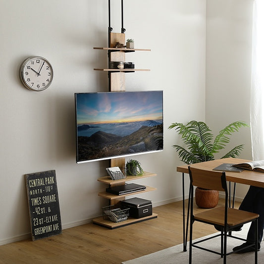 ラックが付いた突っ張りタイプのテレビスタンドがリビングに置かれている様子