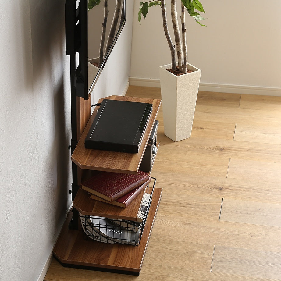 ラックが付いた突っ張りタイプのテレビスタンドにDVDプレーヤーや本が置かれている様子