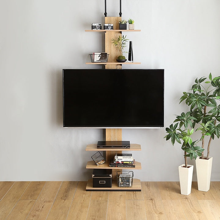 ラックが付いた突っ張りタイプのテレビスタンドがリビングに置かれている様子