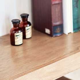 ウッドはしごラックの棚板に雑貨が置いてあるのを写している様子