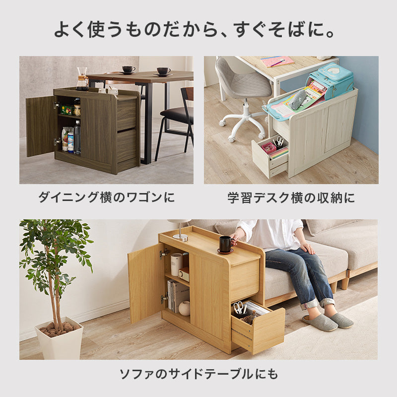 ライト木目仕上げのマルチ収納サイドテーブルで開いた扉と引き出し付きの多用途収納です。