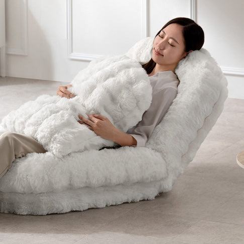 ホワイトのふわふわ生地のソファベッドに座っている様子