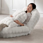 ホワイトのふわふわ生地のソファベッドに座っている様子