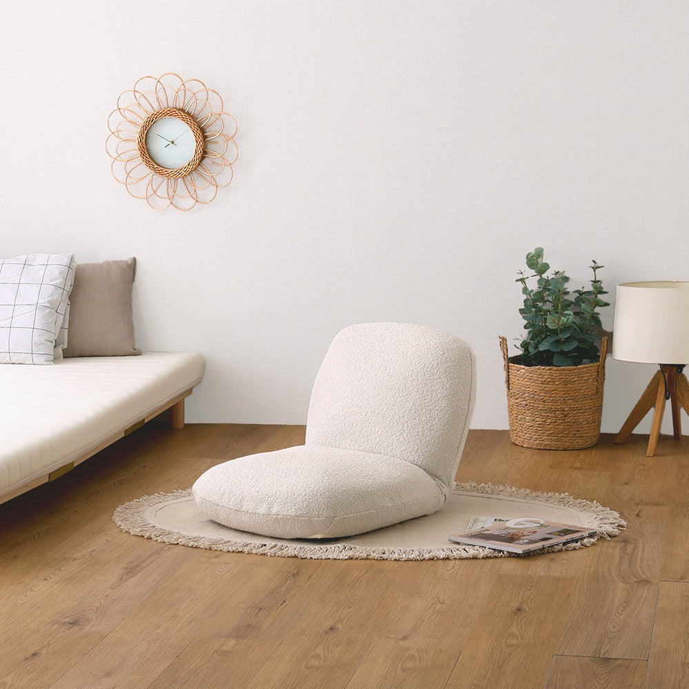 アイボリーのブークレ座椅子を部屋に置いている様子