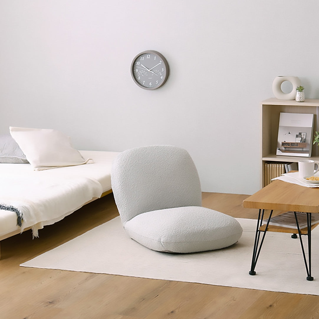 グレーのブークレ座椅子を部屋に置いている様子