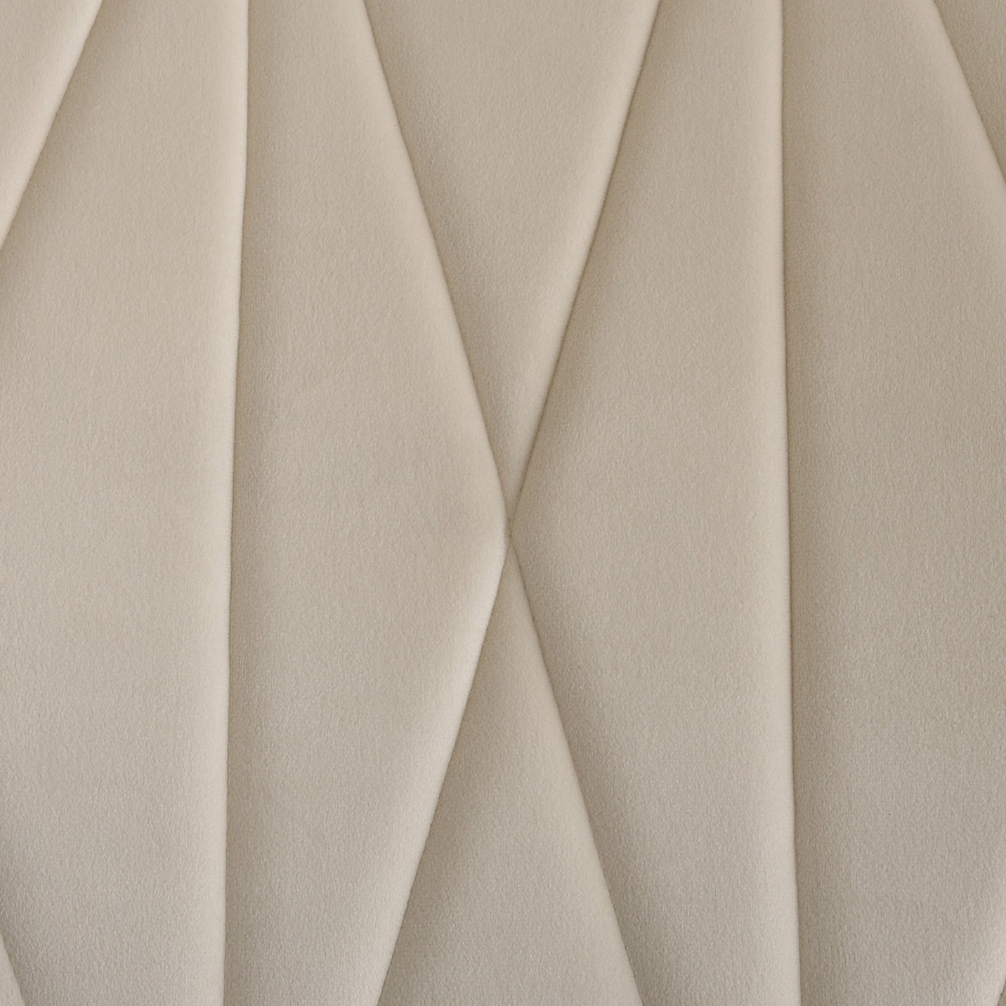 アイボリーのキルティングベロア座椅子の表面