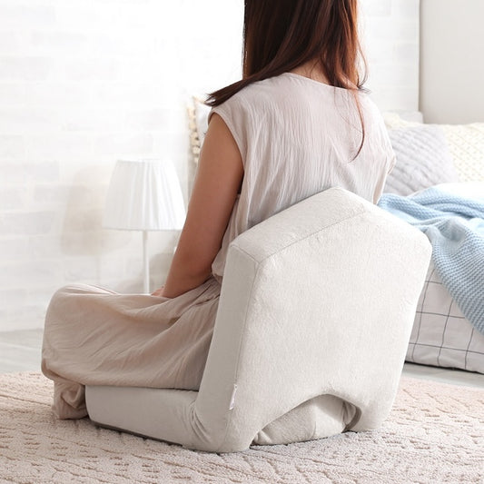 ホワイトの起毛座椅子に腰掛けている様子