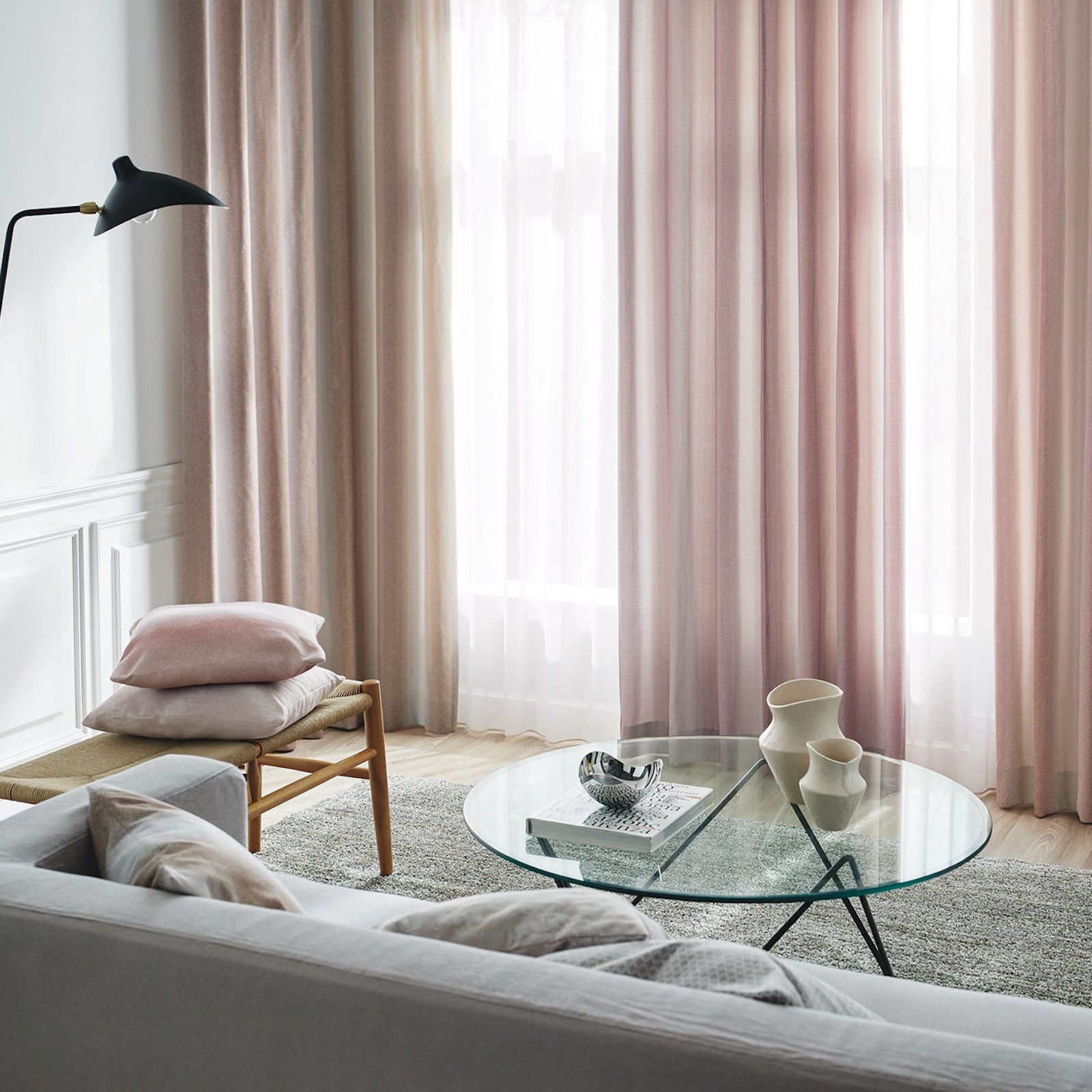 花びらの色のピンクのグラデーションで生地の動きと共に色の変化を楽しめるカーテンが部屋の窓にかかった写真