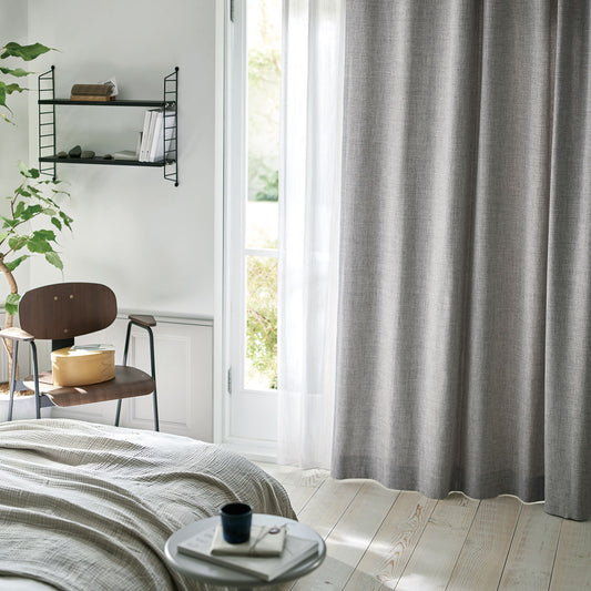 天然素材のようなやさしい風合いが魅力のプレーンタイプのドレープカーテンが部屋の窓にかけられたインテリア