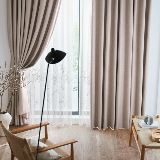 ピーチカラーのツイード生地にミックス感を出した遮光ドレープカーテンを窓にかけたリビング