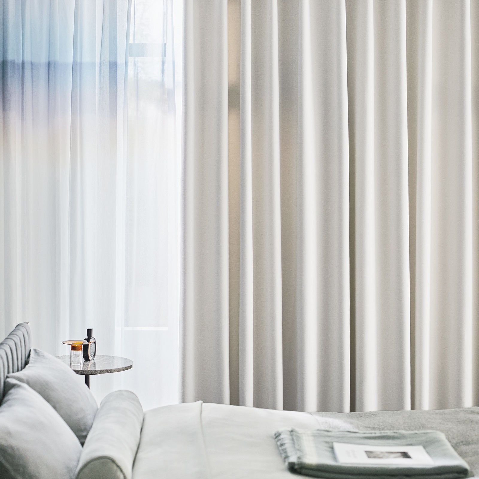 なめらかなスエード調の生地が上品で落ち着いた雰囲気をつくる遮光カーテン