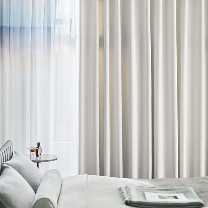 なめらかなスエード調の生地が上品で落ち着いた雰囲気をつくる遮光カーテン