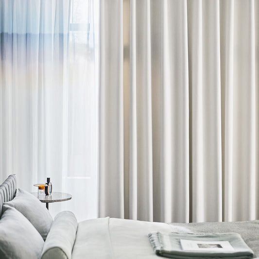 なめらかなスエード調の生地が上品で落ち着いた雰囲気をつくる遮光カーテン