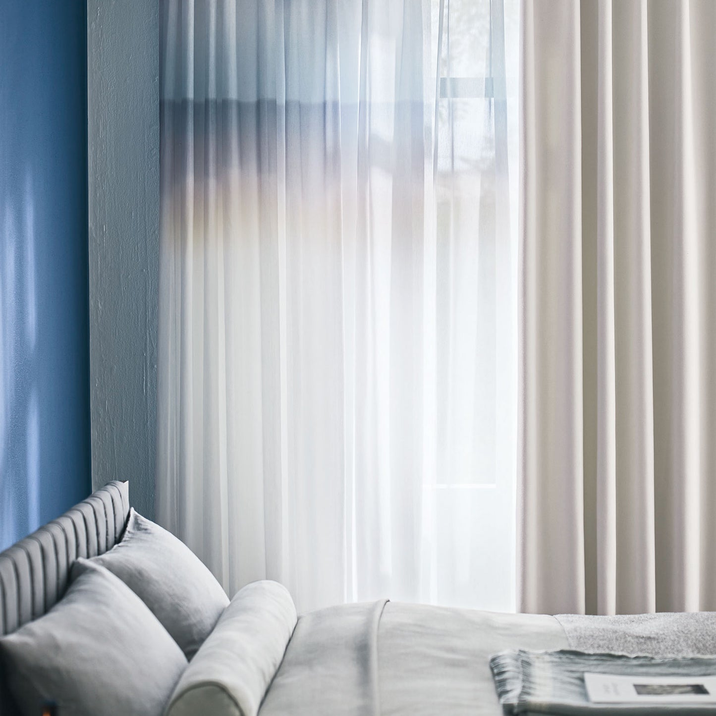 なめらかなスエード調の生地が上品で落ち着いた雰囲気をつくる遮光カーテン