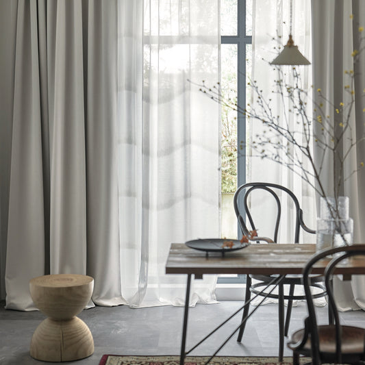 光も視線も、しっかり遮る遮光1級のドレープカーテンを窓にかけたリビング