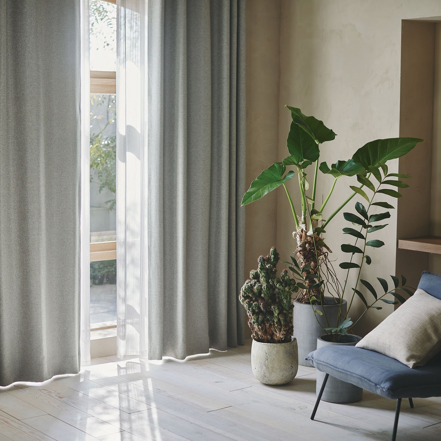 杢調のナチュラルな生地感の遮光1級カーテンが窓にかかった部屋