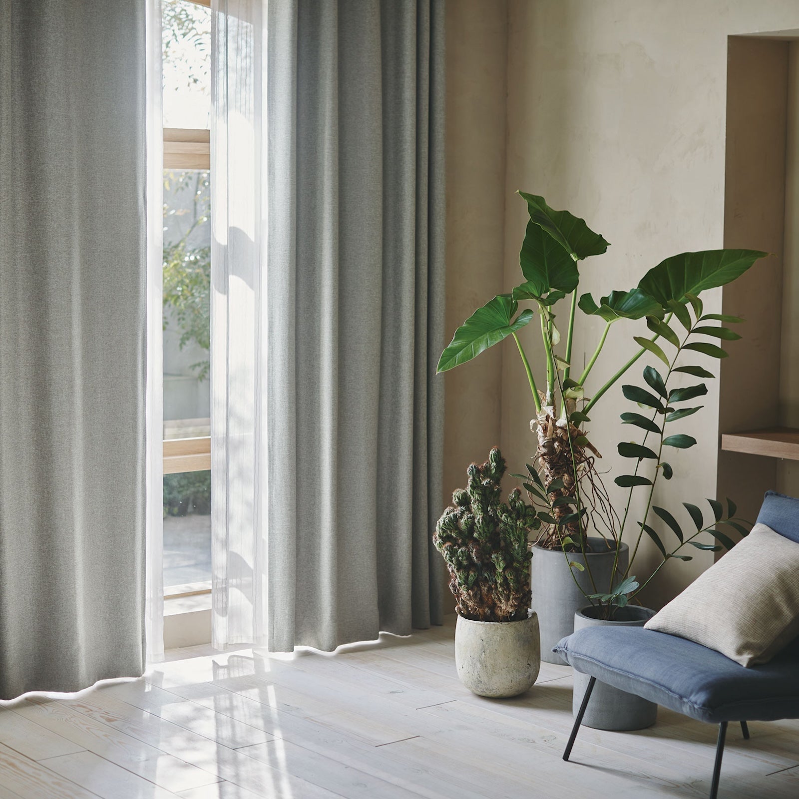 杢調のナチュラルな生地感の遮光1級カーテンが窓にかかった部屋