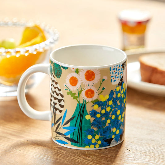 色鮮やかなお花が描かれたマグカップ