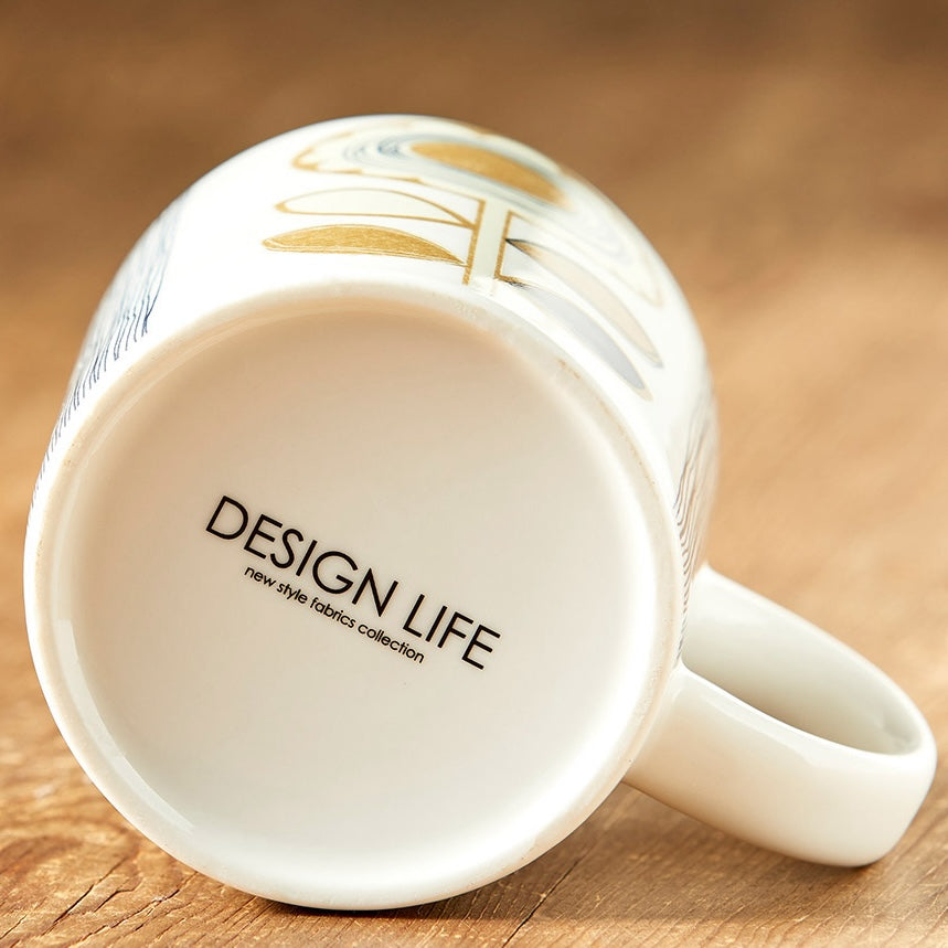 マグカップの底面をアップで写している様子