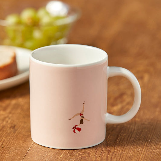 テーブル上に置いてあるマグカップをアップで写している様子