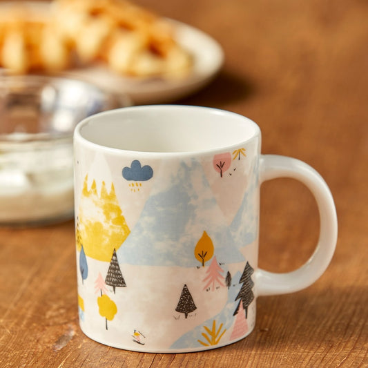 テーブル上に置いてあるマグカップをアップで写している様子