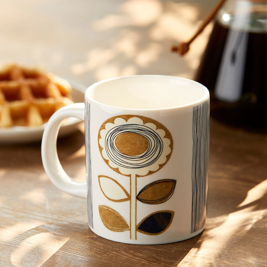 テーブル上に置いてあるマグカップをアップで写している様子