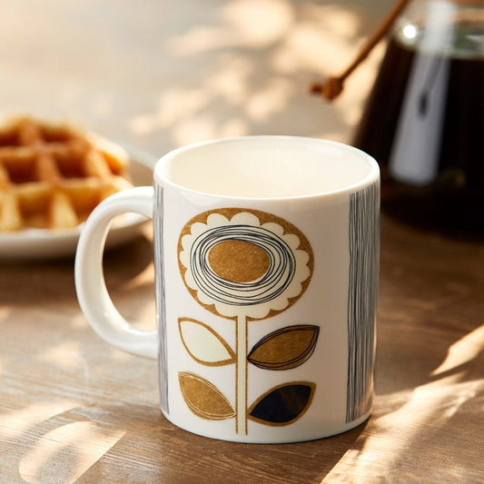 テーブル上に置いてあるマグカップをアップで写している様子