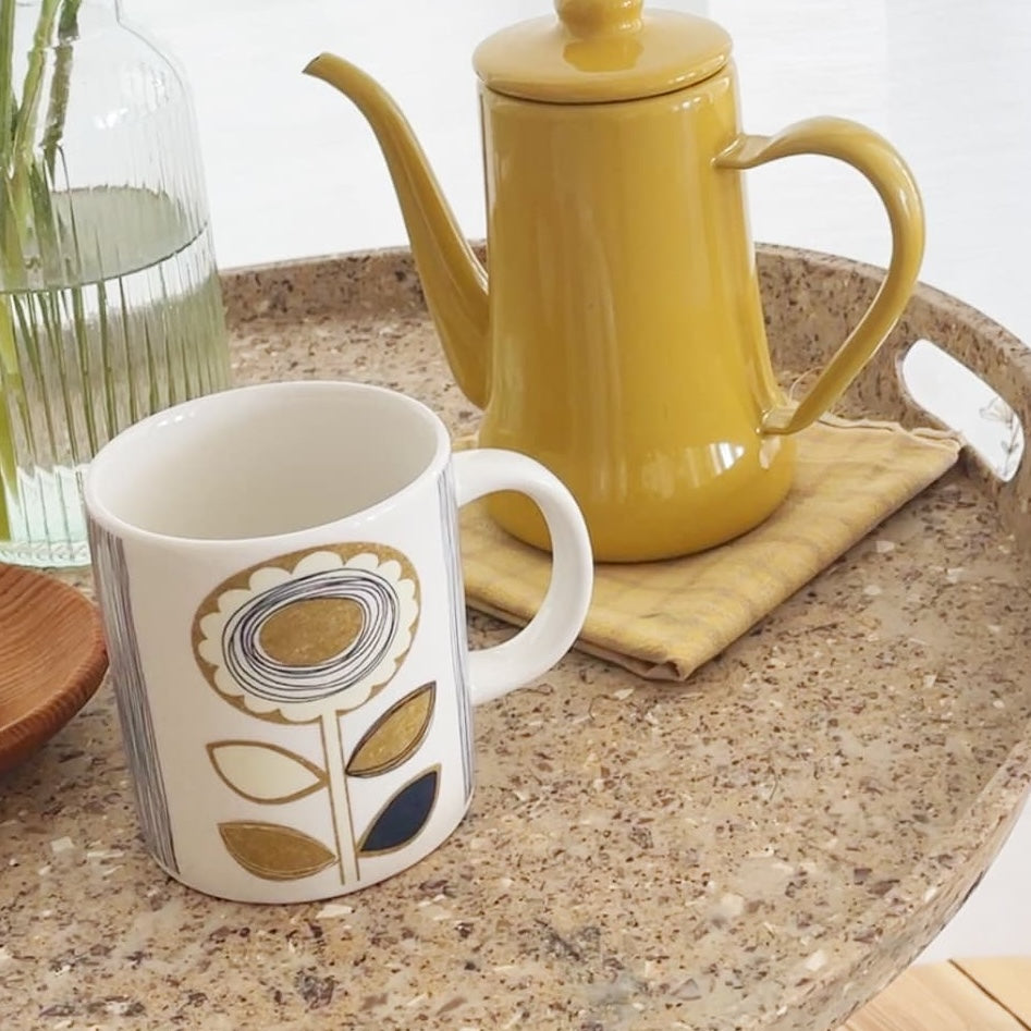 トレー上に置いてあるマグカップをアップで写している様子