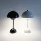 電気のついたブラックとホワイトの丸傘のテーブルライト